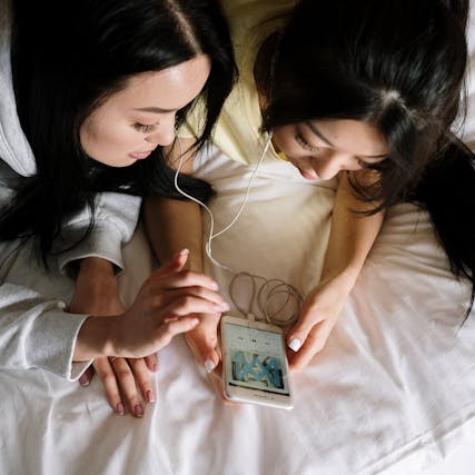 7 Lagu Barat Tentang Sahabat, Persembahkan untuk Sahabat Sejati!