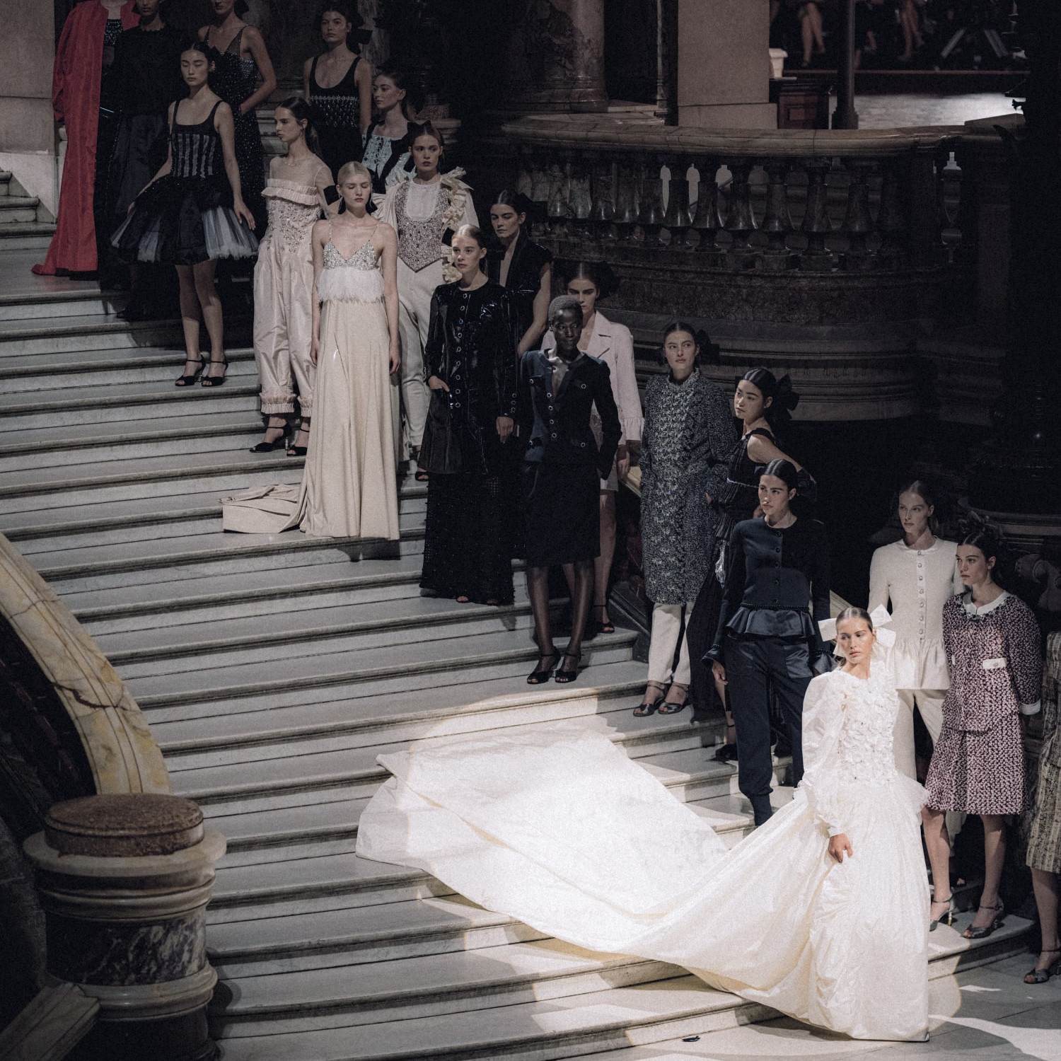Chanel Presentasikan Koleksi Haute Couture Pertama Tanpa Creative Director! Bertemakan Opera