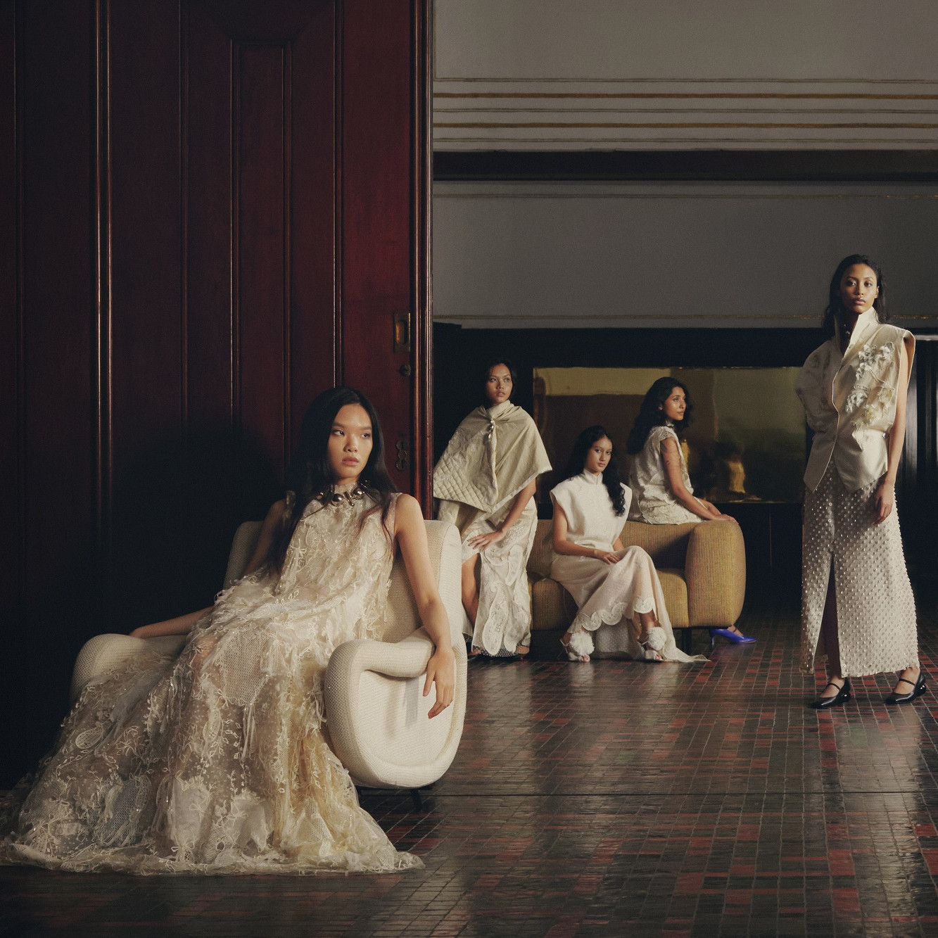 Sapto Djojokartiko Hadirkan Permainan Detail dan Warna di Koleksi Fall/Winter 2024