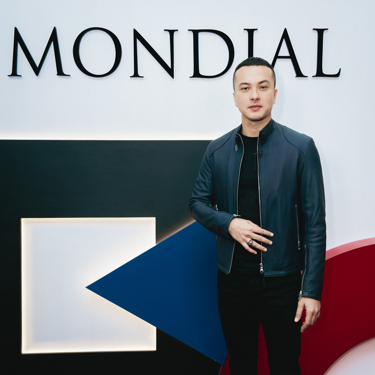 Nicholas Saputra Rilis Koleksi Perhiasan dengan Mondial! Hadirkan Siluet Unik