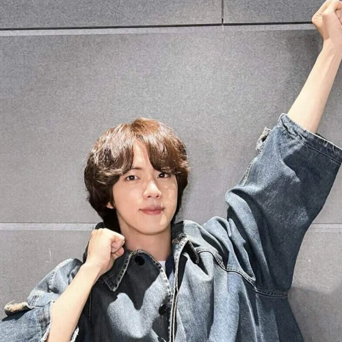 Foto Terbaru Jin BTS Kenakan Seragam Militer Tersebar