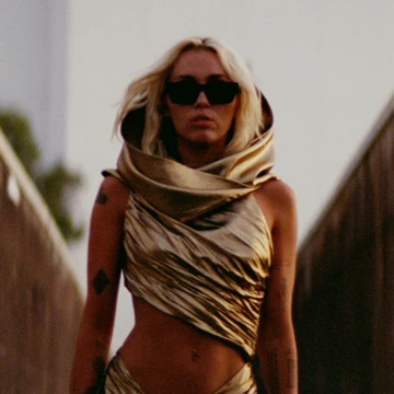 Miley Cyrus Rilis Lagu "Flowers" di Hari Ulang Tahun Mantan Suaminya