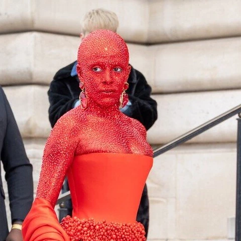 Doja Cat Tampil Eksentrik Dengan 30 Ribu Kristal Swarovski