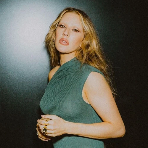 Ellie Goulding Beri Sentuhan Klasik di Lagu Terbaru “Like A Saviour”