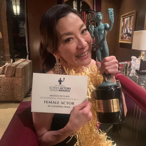 Michelle Yeoh Jadi Wanita Asia Pertama Raih Penghargaan di SAG Awards 2023