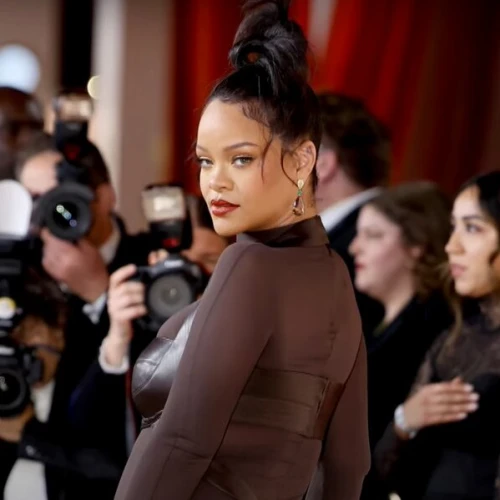 Gaya Stylish Rihanna Pamerkan “Baby Bump” di Red Carpet Oscar 2023