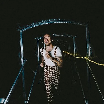 Penonton Lempar Barang ke Harry Styles Hingga Terkena Matanya