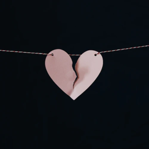 Say Yes To Move On! Alasan Kamu Perlu Memutus Komunikasi Setelah Putus