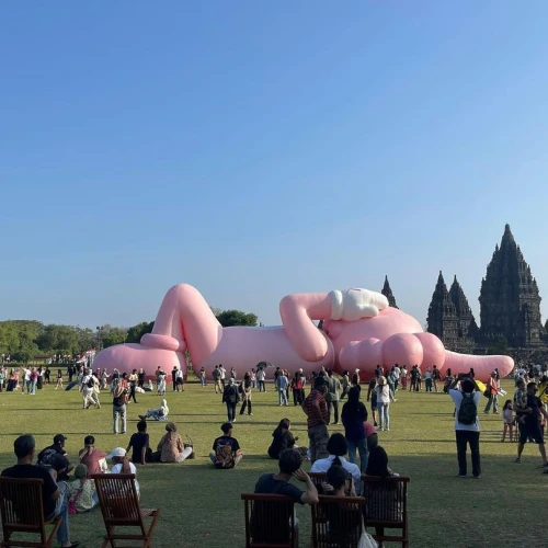 Patung KAWS Sepanjang 45 Meter Hadir di Candi Prambanan