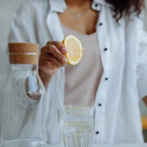 Inilah 6 Manfaat Minum Air Lemon Sebelum Tidur yang Menarik Untuk Kamu Ketahui!