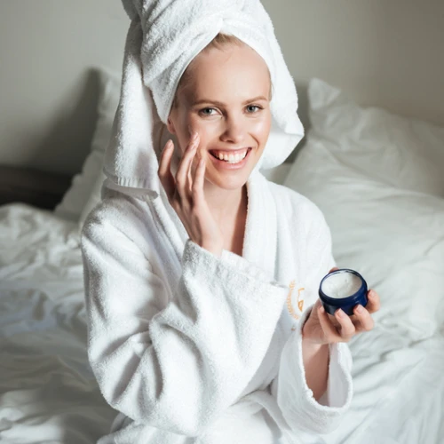 Apa Itu Sleeping Mask dan Fungsinya?