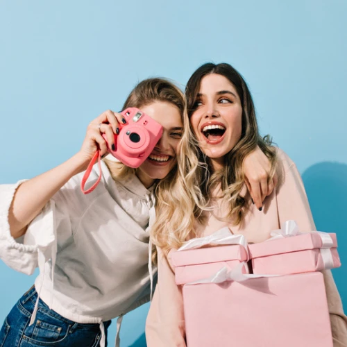 7 Rekomendasi Kado untuk Sahabat Perempuan Pilihan Cosmo!