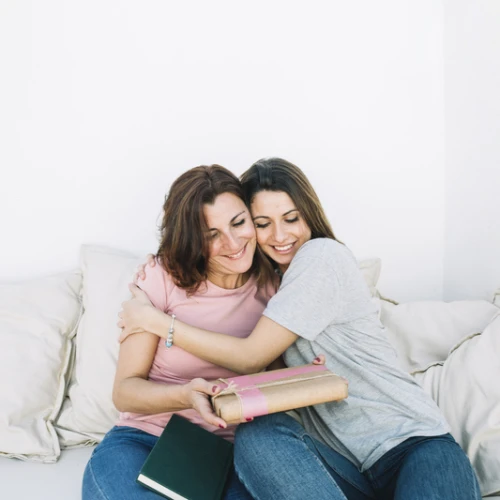 6 Rekomendasi Hadiah untuk Hari Ibu Pilihan Cosmo!
