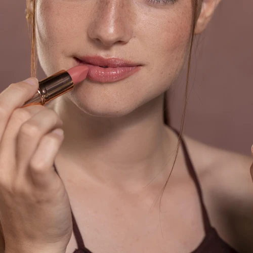 6 Rekomendasi Lipstik untuk Bibir Kering Pilihan Cosmo yang Wajib Dicoba