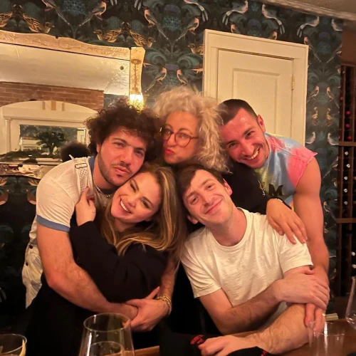 Selena Gomez Membagikan Foto Mesra Bersama Kekasih Barunya, Benny Blanco