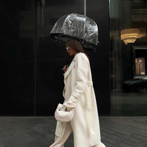 Beberapa Inspirasi Outfit Yang Cocok Untuk Musim Hujan