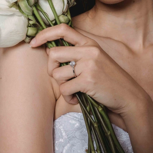 Romantis, Ini Makna Tersembunyi Cincin di Jari Manis Perempuan
