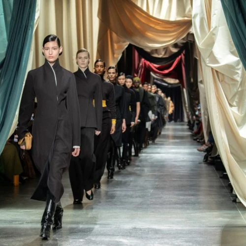 Fendi Hadirkan Koleksi Terinspirasi Era 80-an di Milan Fashion Week 2024! Dihadiri Ahn Yujin IVE