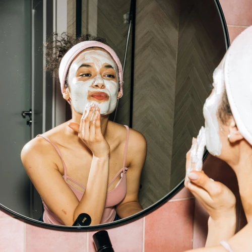 5 Tahapan Skincare Sebelum Tidur yang Dilakukan Oleh Perempuan Dengan Kulit Sehat