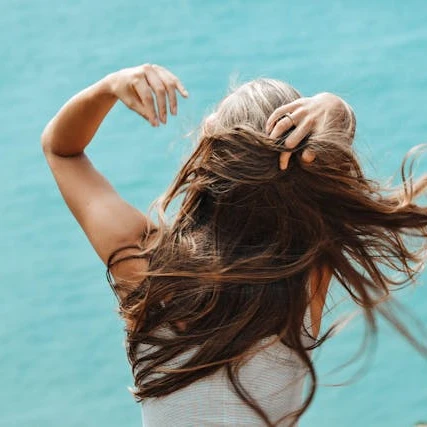 10 Warna Rambut Gelap Selain Hitam yang Menawan & Patut Dicoba!