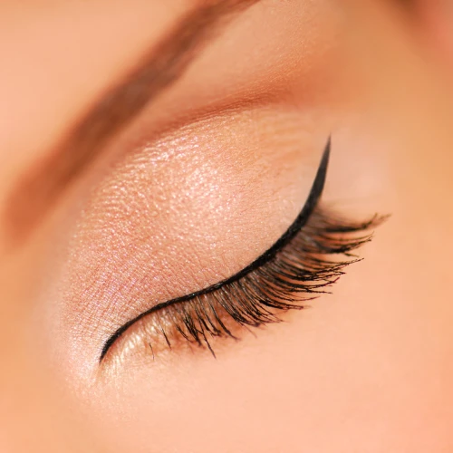 6 Rekomendasi Eyeliner Waterproof Pilihan Cosmo yang Wajib Dicoba