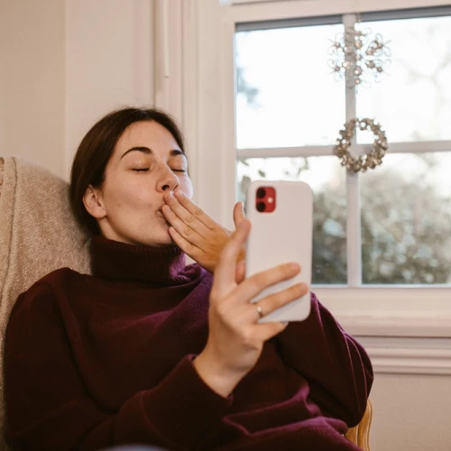 Sweet! Daftar 50 Caption yang Dapat Kamu Gunakan Ketika LDR!