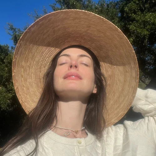 Anne Hathaway Membicarakan Perjalanannya Berhenti Minum Alkohol