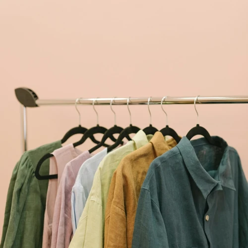 5 Perpaduan Warna Serasi yang Cocok Dengan Jenis Pakaian Apapun
