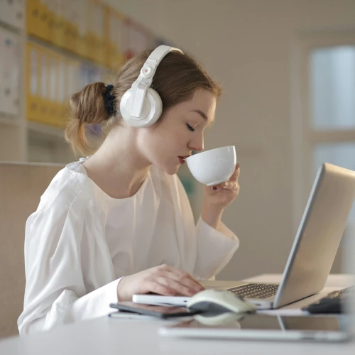 Psst, Ini 5 Manfaat Mendengarkan Musik Saat Bekerja!