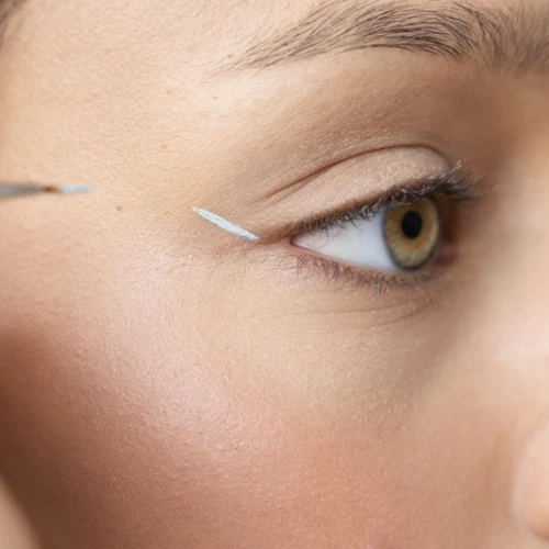 5 Rekomendasi Eyeliner Putih Pilihan Cosmo yang Wajib Dicoba!