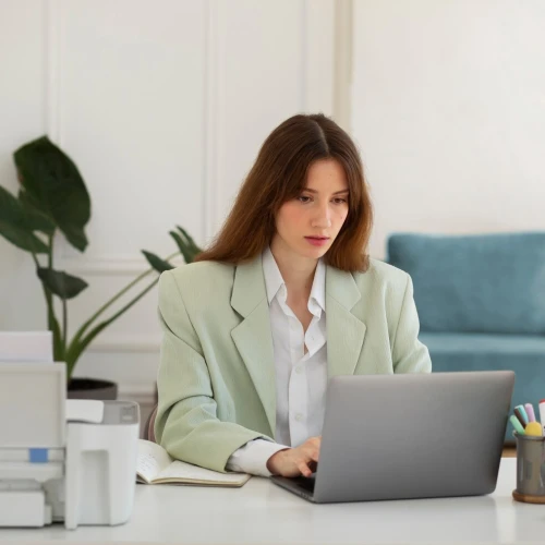 5 Tips & Trik Agar Tetap Bugar Saat di Kantor / WFO