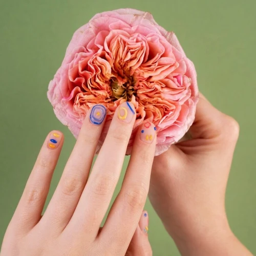 5 Nail Art Bertema Blooming yang Wajib Kamu Coba