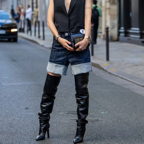 9 Tampilan Boots dan Celana Pendek yang Terlihat Chic!
