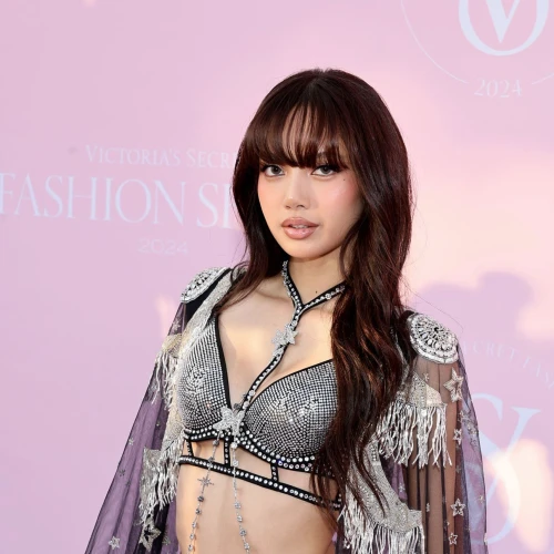 Lisa BLACKPINK Tampil Memukau di Victoria’s Secret Fashion Show