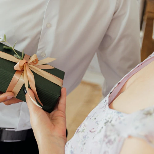 10 Hadiah Terbaik untuk Pasangan Libra