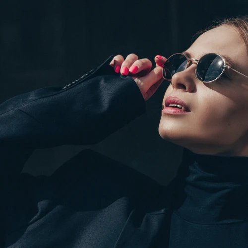 Cari Tahu Manfaat Sunglasses untuk Mata dan Kulit