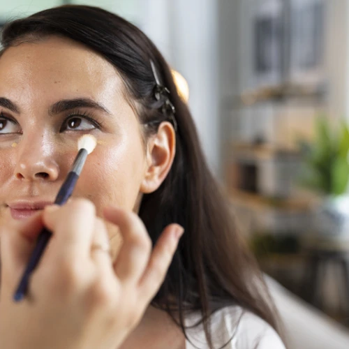 Tips Menggunakan Concealer untuk Mata Panda