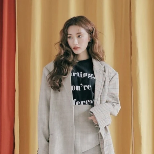 5 Tips Tampil Stylish dengan T-shirt Hitam