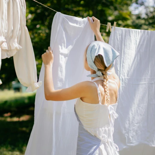 5 Tips Merawat Baju Berwarna Putih
