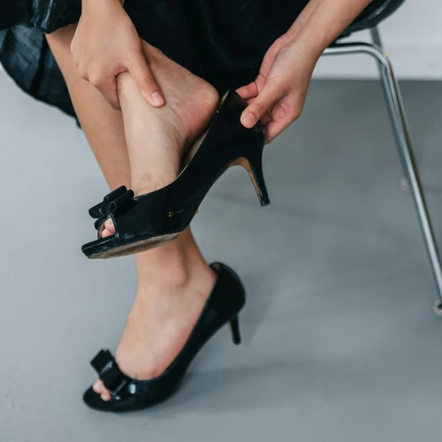 Jenis Sepatu yang Buat Kaki Lebar Terlihat Lebih Ramping