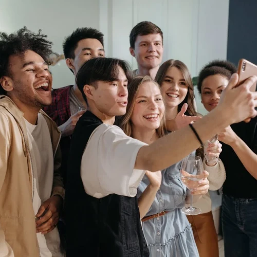 Membingungkan, Haruskah Kita Tetap Berteman dengan Inner Circle Mantan?
