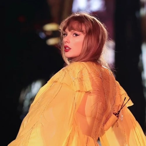 Taylor Swift Terlihat Diam-Diam Keluar dari Restoran