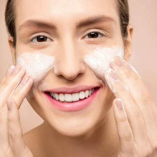 Jangan Sampai Tertukar! Ini Perbedaan Facial Wash & Facial Foam