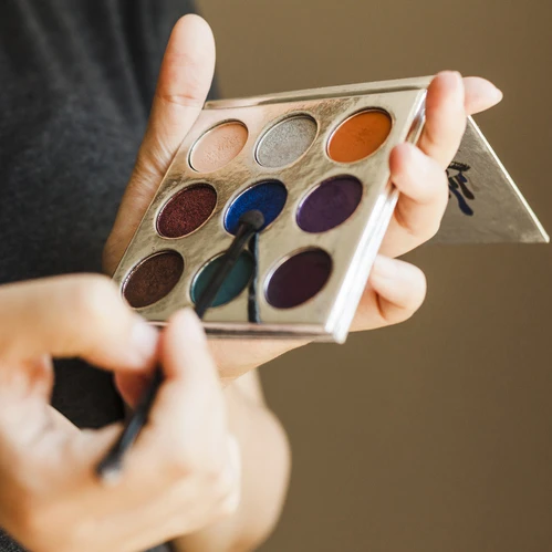 6 Rekomendasi Eyeshadow Glitter untuk Look yang Festive