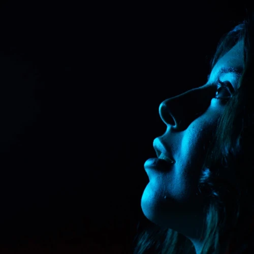 Ini Dia 5 Efek Blue Light Pada Penuaan Kulit yang Perlu Kamu Waspadai