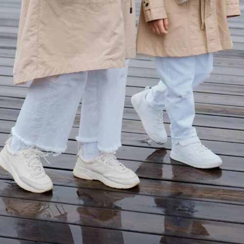 5 Tips Merawat Sepatu Berbahan Kain di Musim Hujan