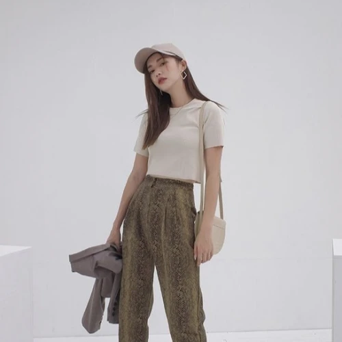 Tampil Kece Tanpa Repot, 5 Inspirasi Gaya Hangout Bareng Bestie yang Simple but Adorable