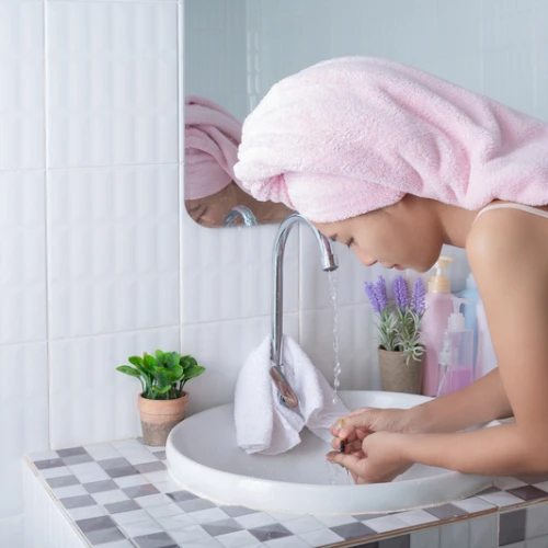 5 Manfaat Mencuci Wajah Menggunakan Air Dingin