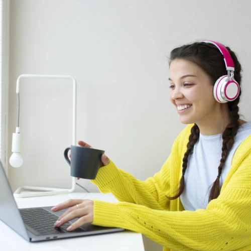 Ini Sederet Manfaat Mendengarkan Musik Saat Bekerja!