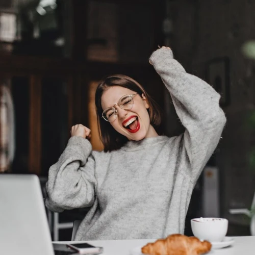 FOMO vs JOMO: Seni Menikmati Hidup Tanpa Takut Ketinggalan